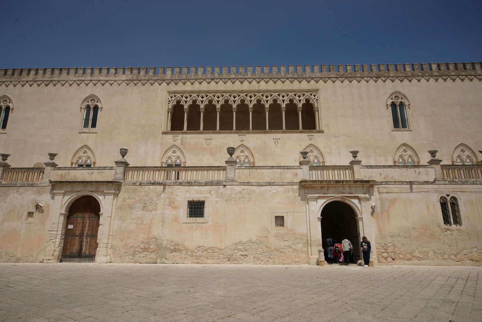 Facciata del Castello di Donnafugata con la loggia gotico-veneziana ad archi e la merlatura.