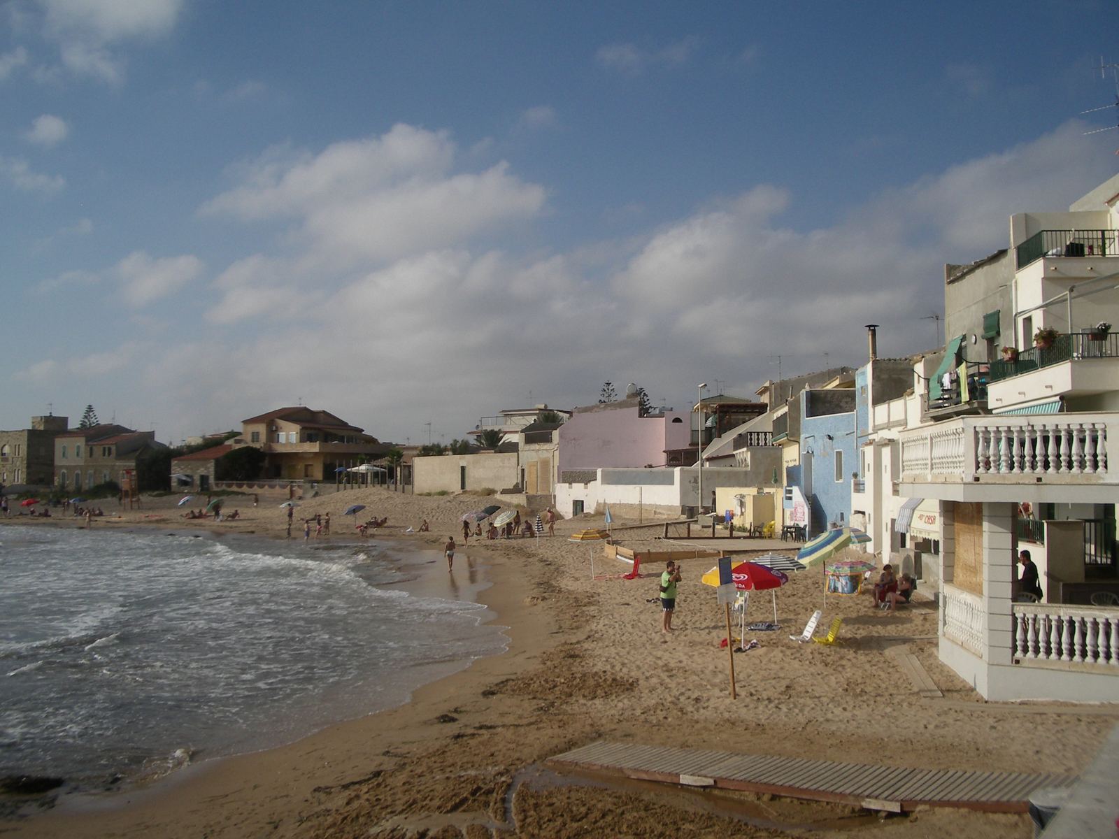 Spiaggia di Punta Secca con la casa di Montalbano e la sua terrazza affacciata sul mare.