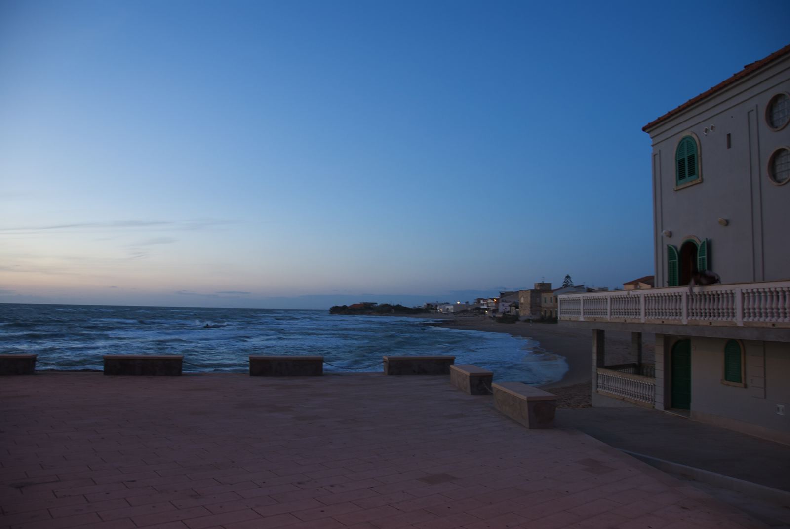 Piazzetta sul mare di Punta Secca all'imbrunire, accanto alla casa di Montalbano.