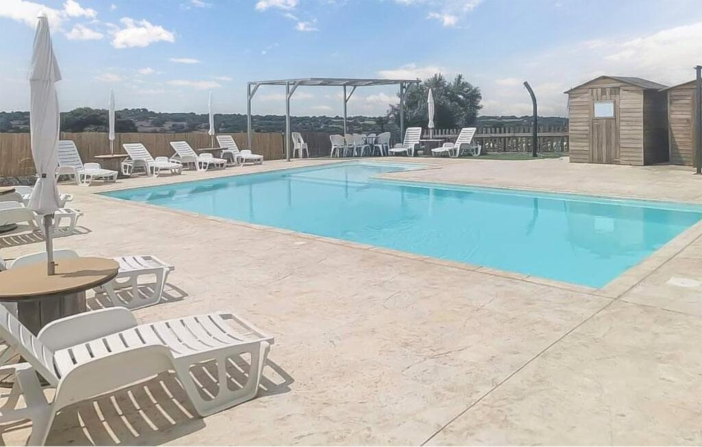 I lettini bianchi e il tavolino sul bordo della piscina
