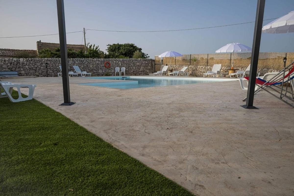 Il prato verde che arriva fino al bordo della piscina